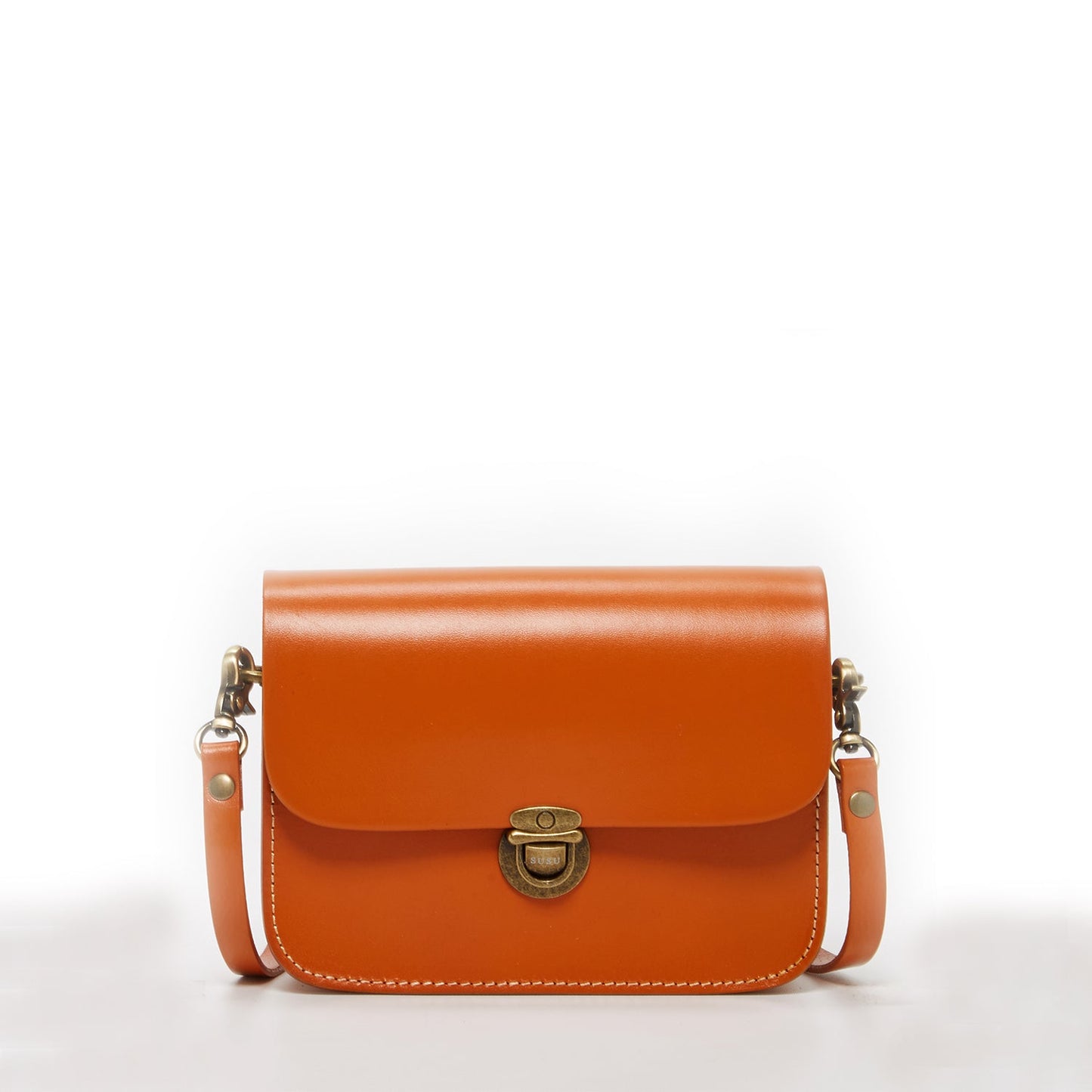 SUSU Nanah light brown leather crossbody bag with vintage camera style and bronze hardware