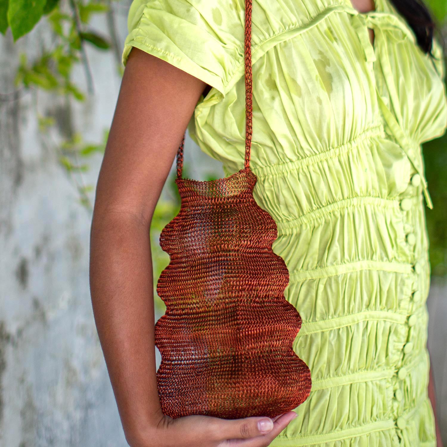SHELL Handwoven Wire Bag In Copper - Diazza