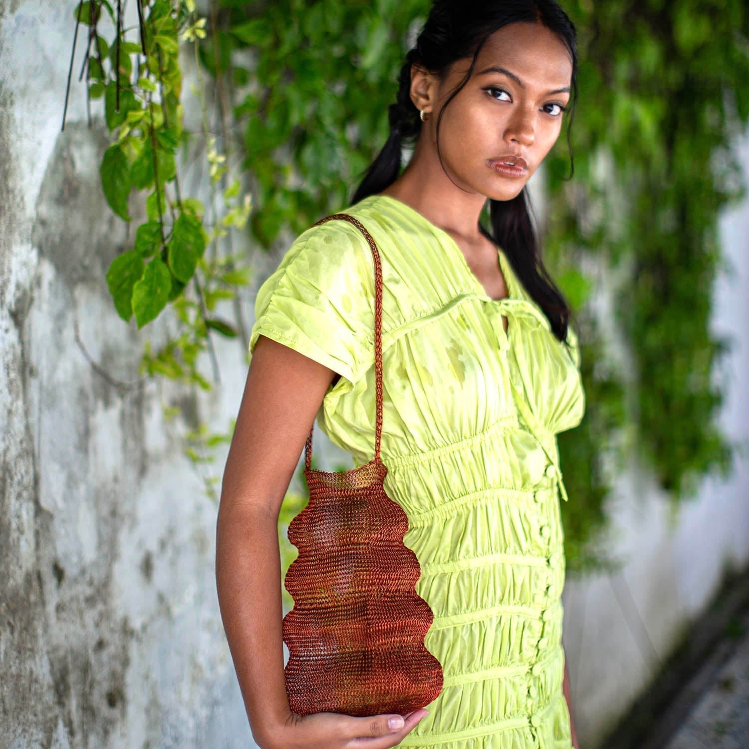 SHELL Handwoven Wire Bag In Copper - Diazza
