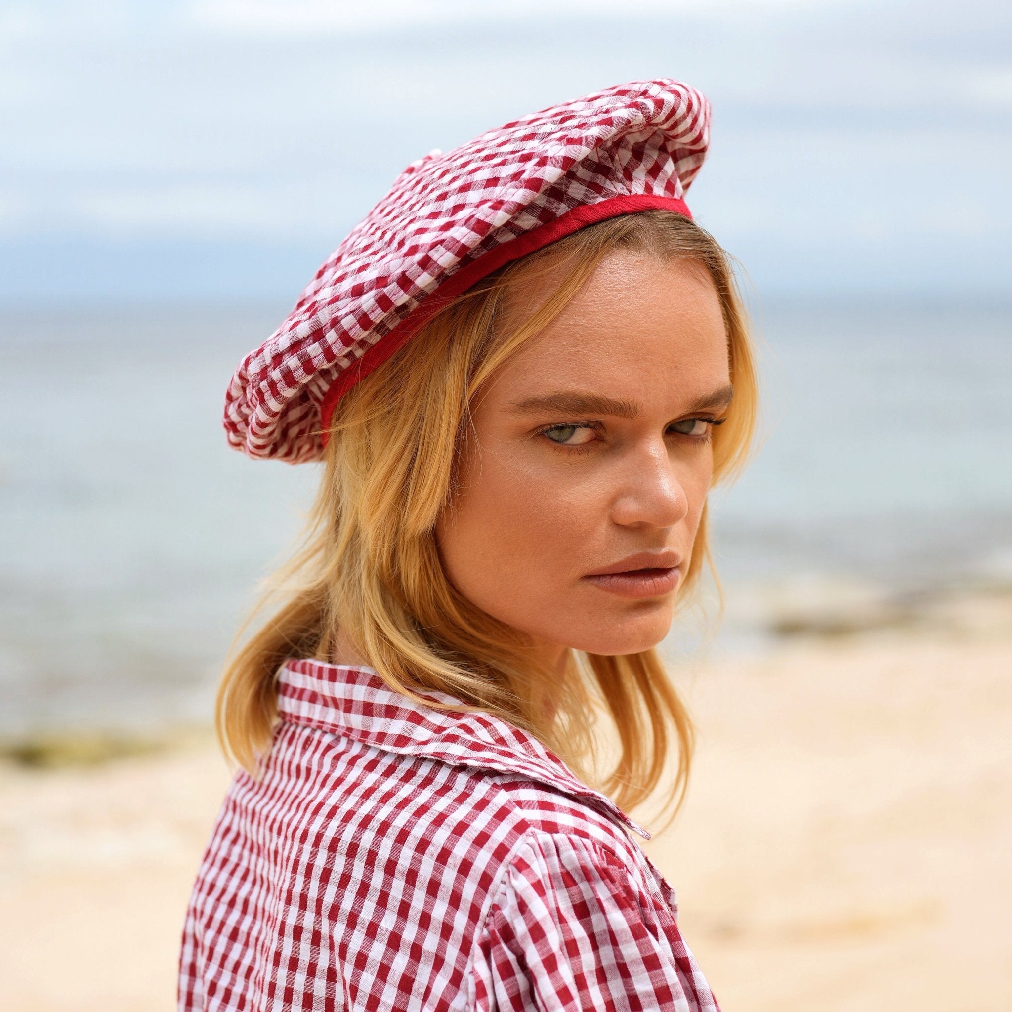 SIMONE Gingham Beret Hat In Red - Diazza