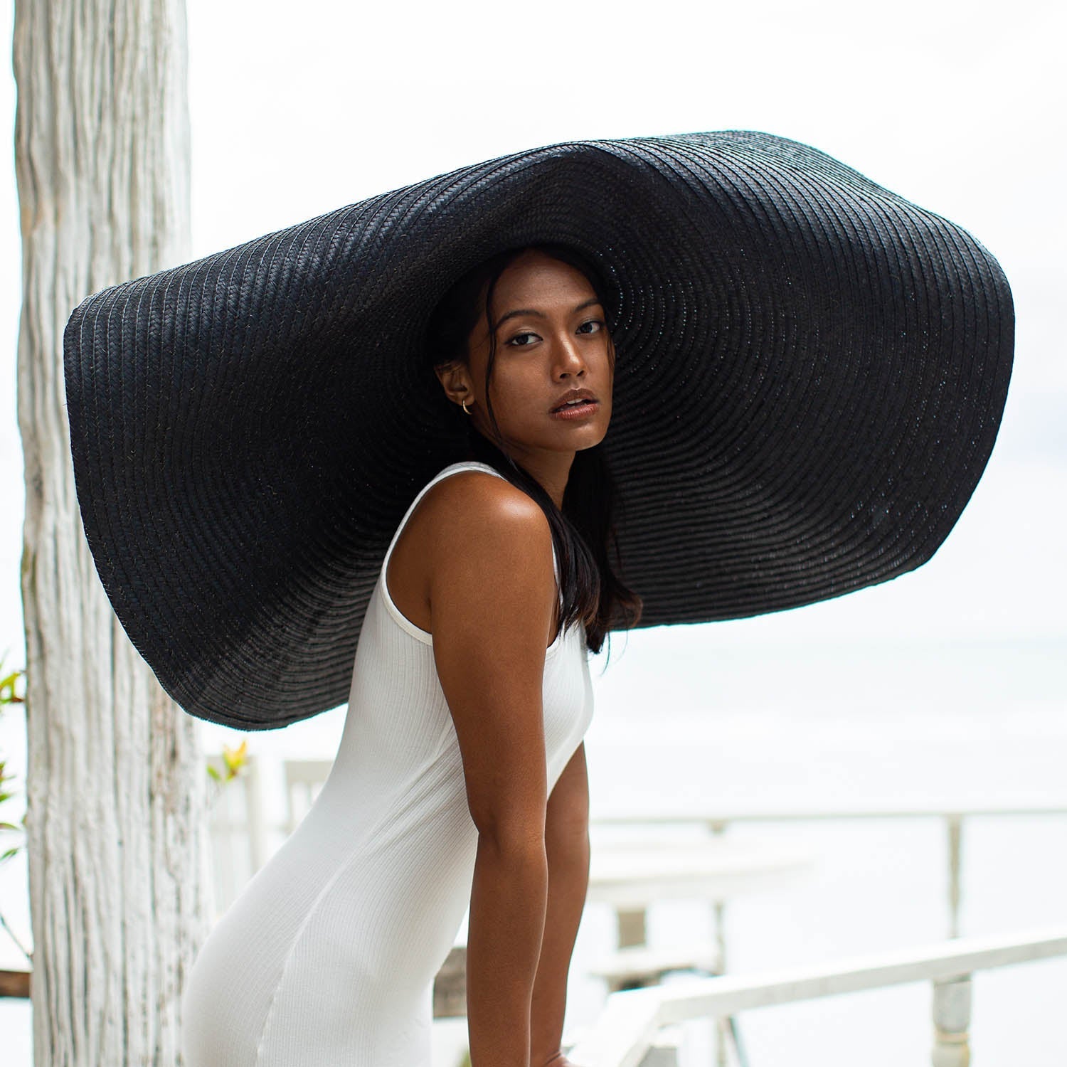 SOLANA Oversized Straw Hat In Black - Diazza