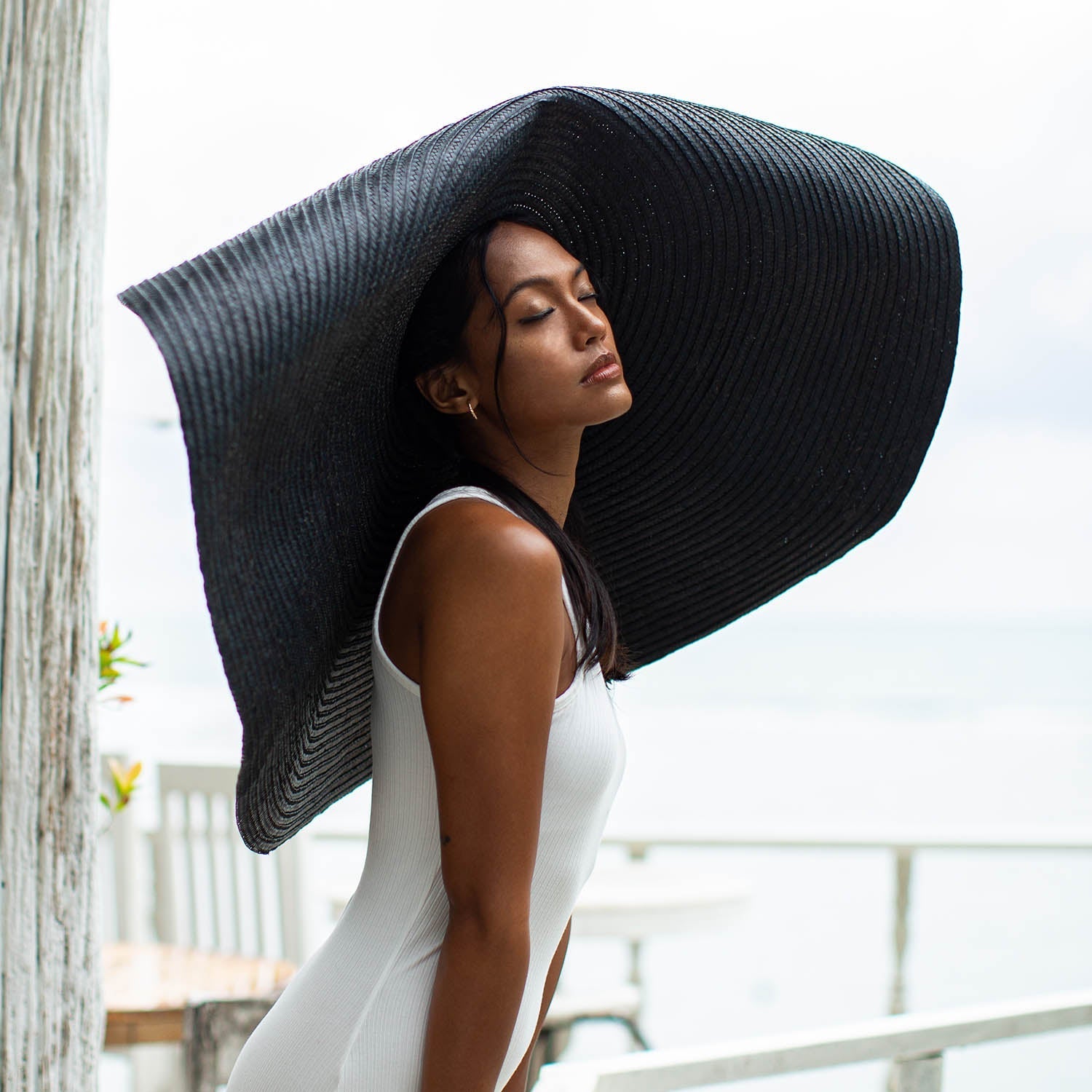 SOLANA Oversized Straw Hat In Black - Diazza