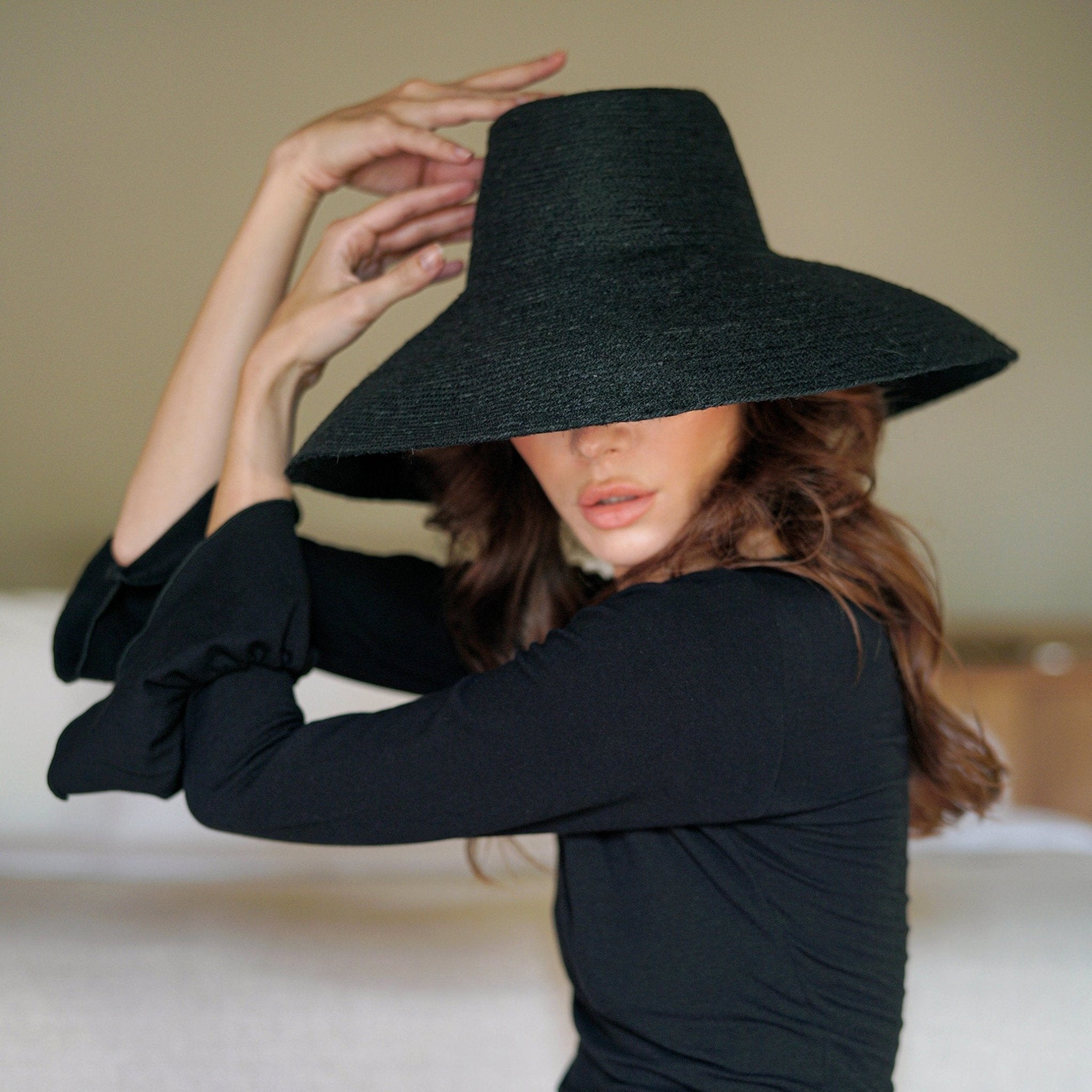 The Riri Jute Handwoven Straw Hat In Black - Diazza